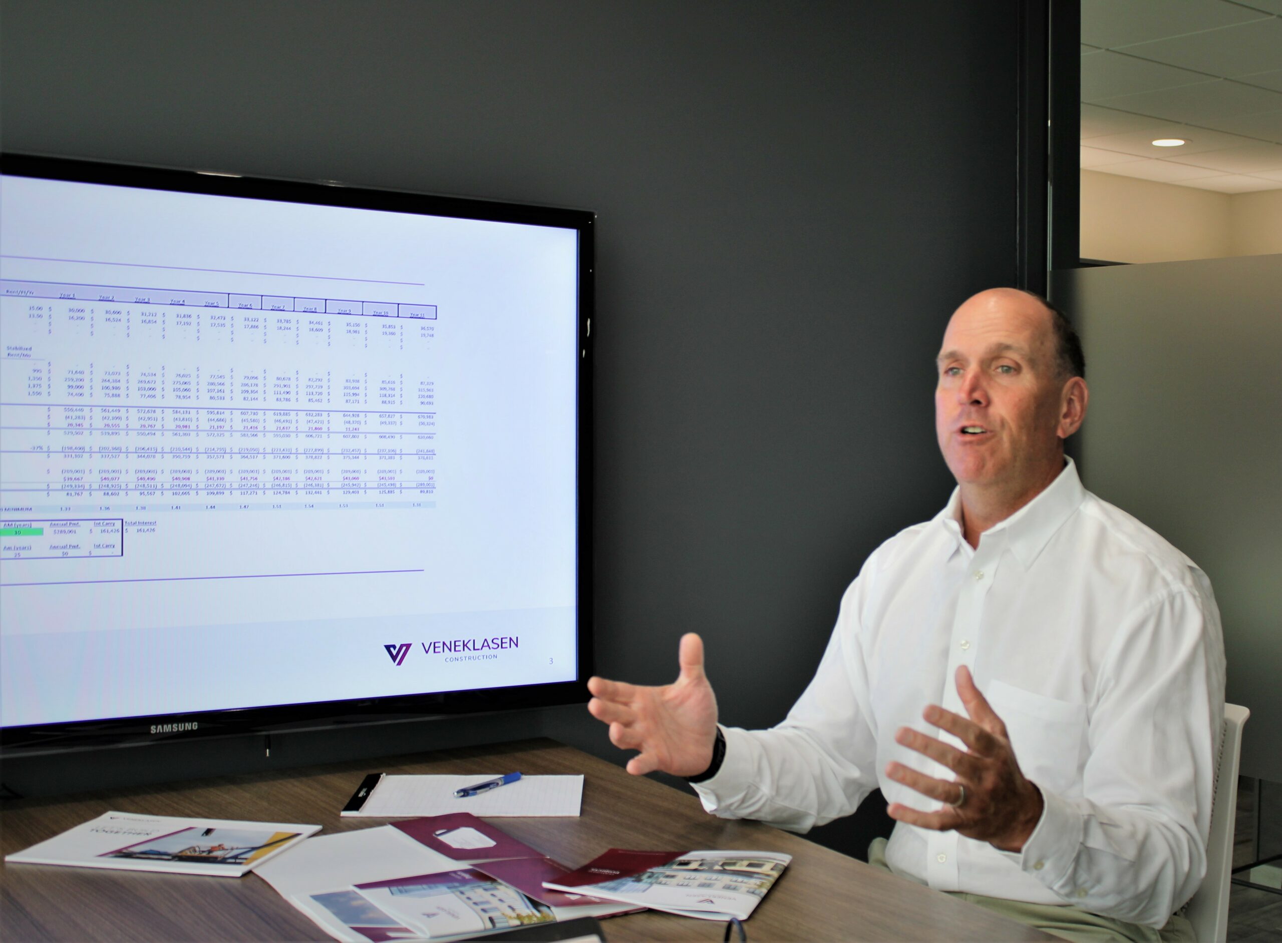 Chris Veneklasen goes over the VENEBUILT method with a client.